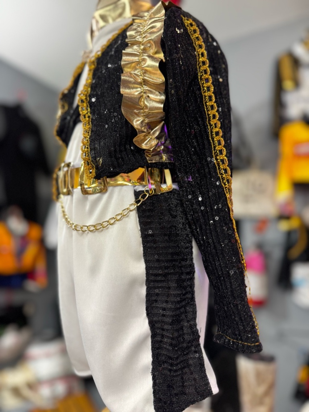 Rumi Golden costume - Picture 9 of 15
